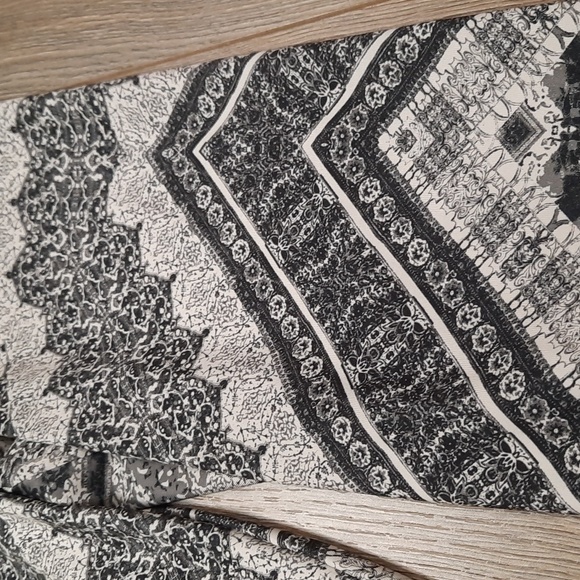 Abercrombie & Fitch black & white print leggings, size large - Picture 4 of 10